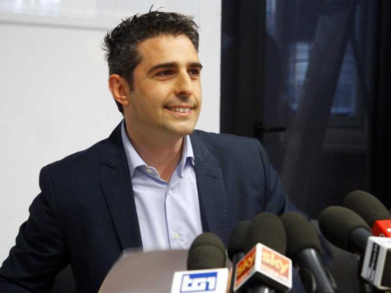 Federico Pizzarotti in conferenza stampa (foto LaPresse)