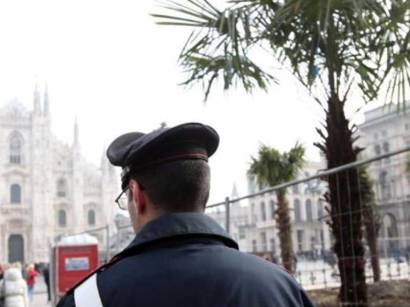 Palme in pazza Duomo a Milano (foto LaPresse)