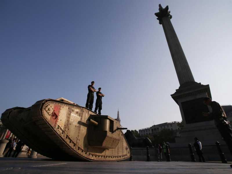 Carro Mark IV a Trafalgar square, Londra, per il centenario (foto LaPresse)