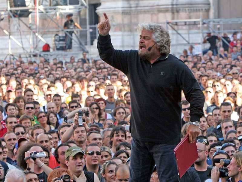 Grillo teme un V-Day fiacco e lo irrobustisce con supercazzole economiche