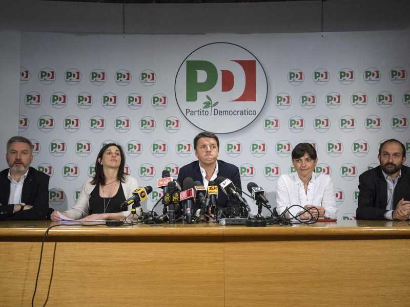 Matteo Renzi, Lorenzo Guerini, Valentina Paris, Debora Serracchiani, Matteo Orfini durante la conferenza stampa dopo le elezioni amministrative (foto LaPresse)