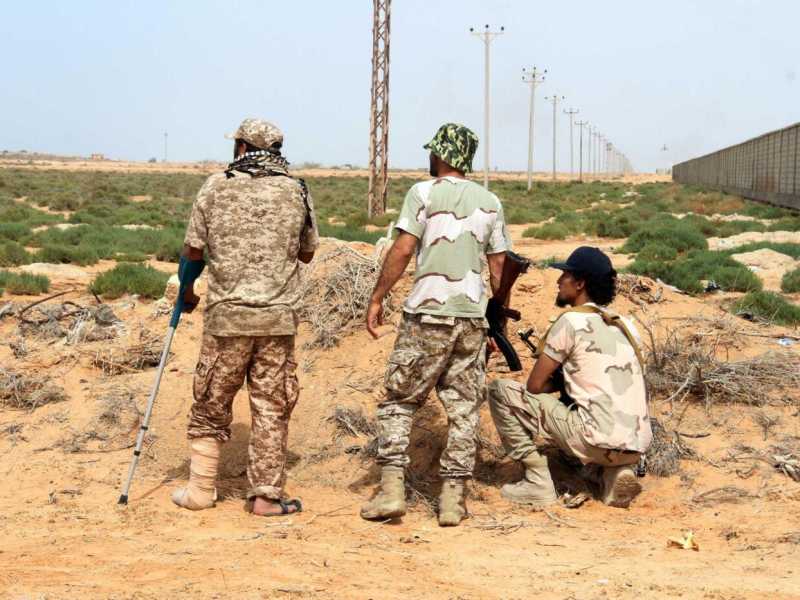 Soldati dell'esercito libico fuori Sirte (foto LaPresse)