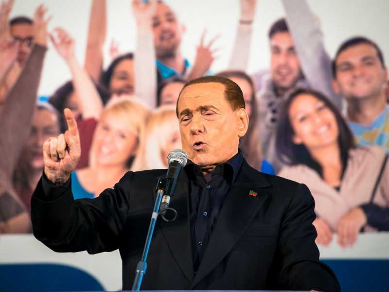 Silvio Berlusconi sul palco della manifestazione di Bologna (foto LaPresse)