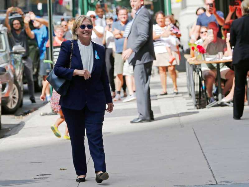 11 Settembre, Hillary Clinton esce da casa della figlia dopo il malore (foto LaPresse)