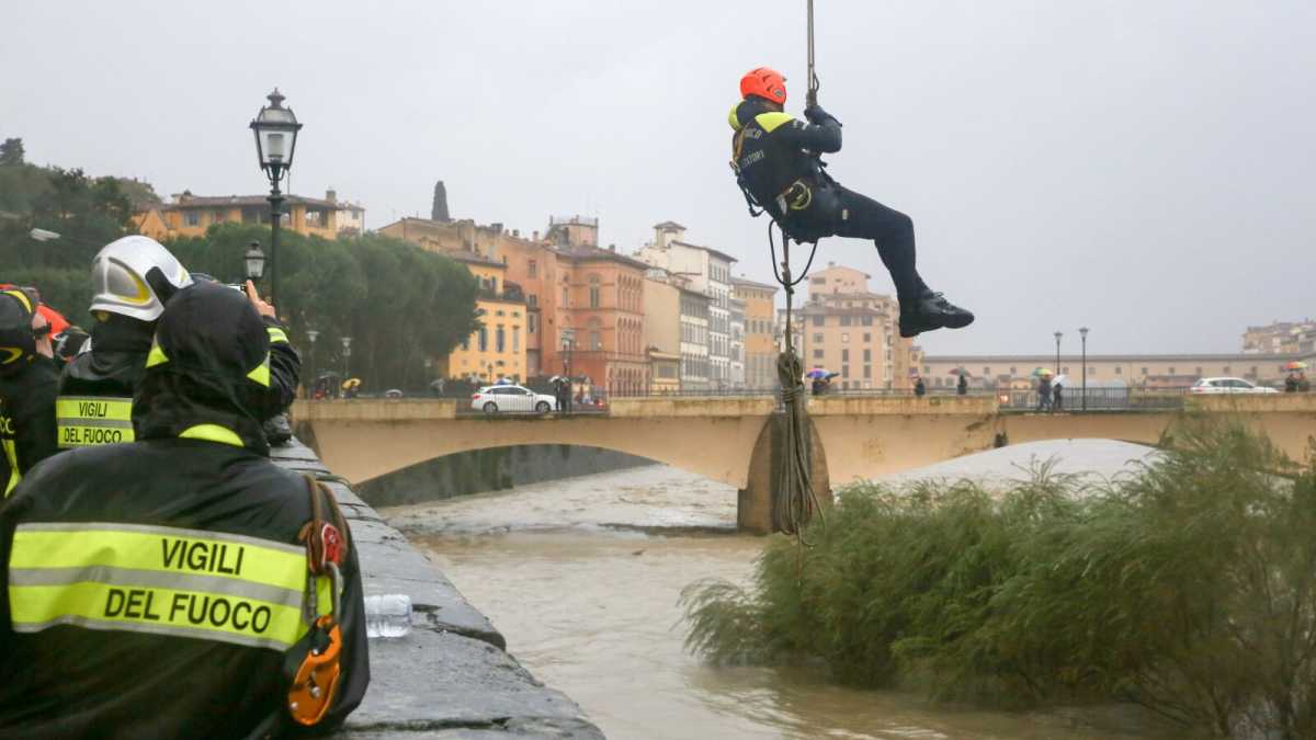 Immagine di Scuole chiuse a Ladispoli per il maltempo, a Firenze rientra l'allarme per l'Arno