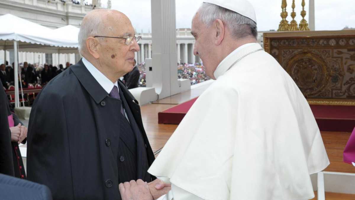 Immagine di Visita a sorpresa di Giorgio Napolitano a Papa Francesco