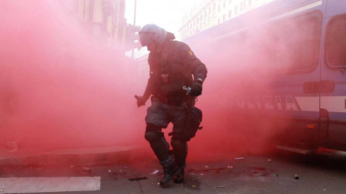 Immagine di Guerriglia a Milano: sgomberati due centri sociali