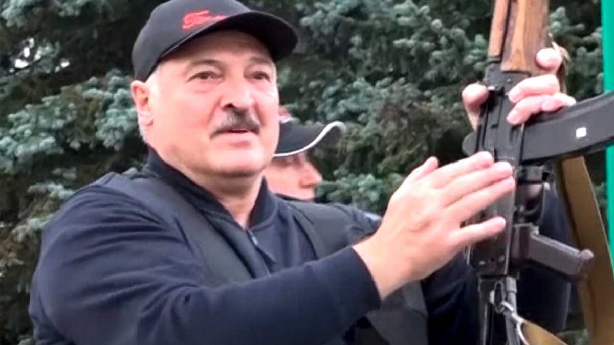 Immagine di Lukashenka gira per Minsk con il kalashnikov in mano perché vede nemici ovunque
