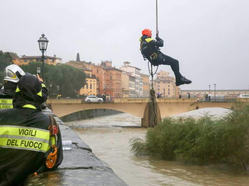Vigili del Fuoco in azione lungo l'Arno, a Firenze (foto LaPresse)