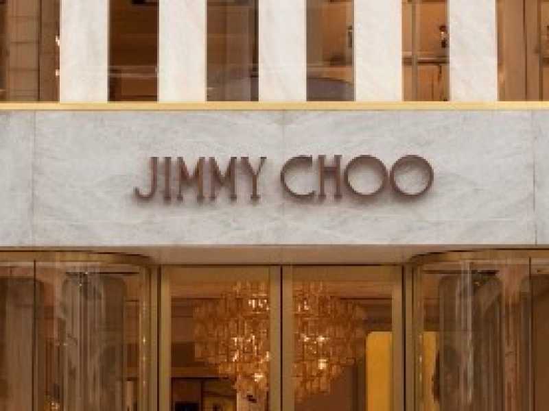 L'insegna di un negozio Jimmy Choo (foto LaPresse)