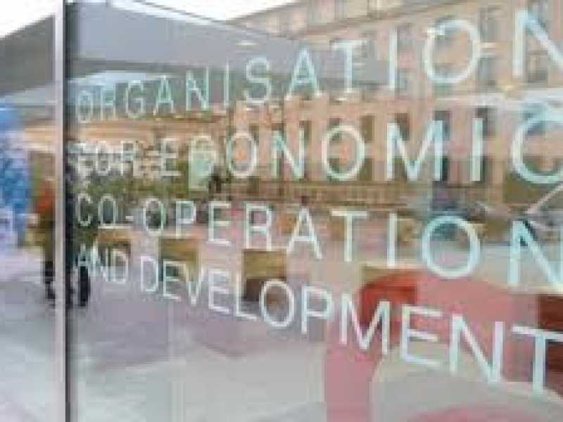 L'Ocse: "Senza riduzione del debito e riforme strutturali non c'è crescita". La Bce taglia i tassi