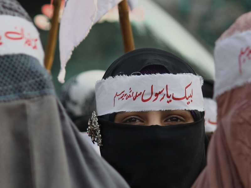Donne in burqa indossano fasce con il messaggio in arabo, "Profeta di Dio, la pace sia con lui" in una protesta contro il settimanale satirico francese Charlie Hebdo (LaPresse)