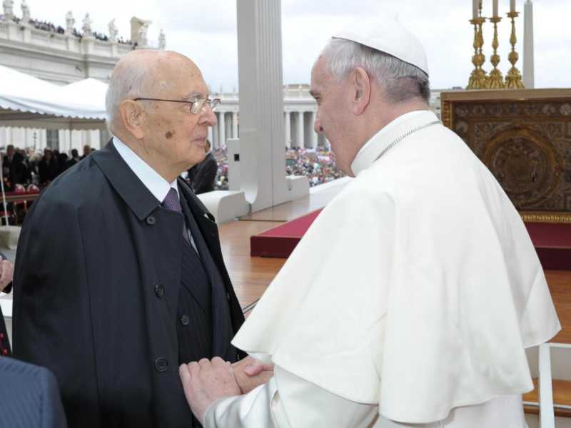 Giorgio Napolitano e Papa Francesco (foto LaPresse)