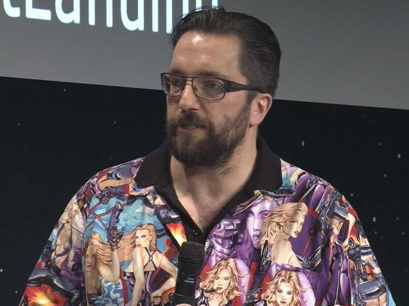 Il fisico dell'Esa Matt Taylor con la sua sgargiante camicia