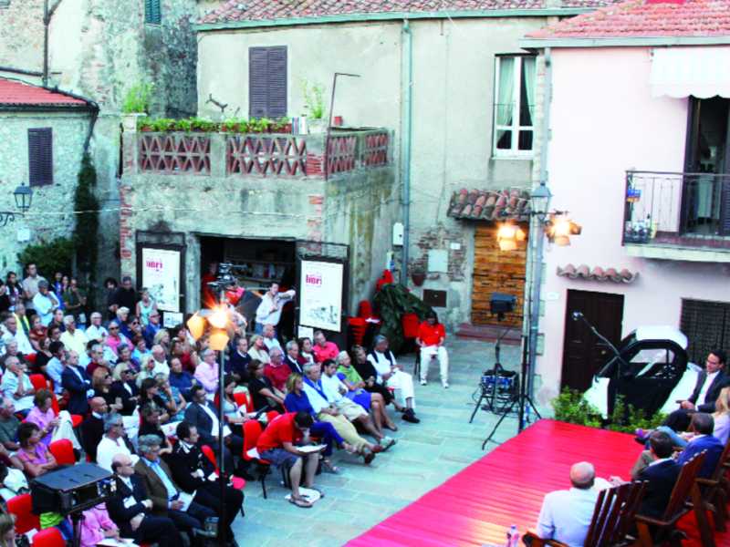 Nella piazza Magenta del borgo si presentano libri, pur senza mai raggiungere il tetto di queli scritti dall&rsquo;uditorio