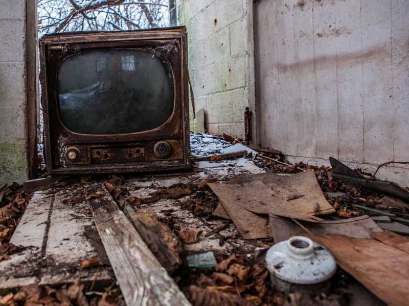 Tv abbandonata (foto Anthony Quintano via Flickr)