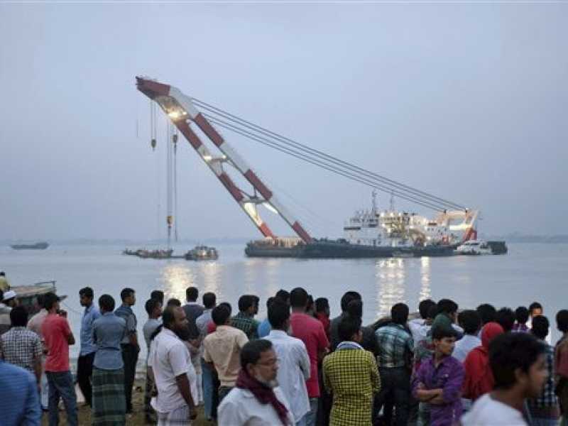 Operazioni di recupero dei corpi dopo l'affondamento di un traghetto in Bangladesh lo scorso maggio (Foto Ap)