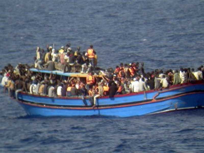 Un barcone carico di migranti nel Canale di Sicilia (Foto Ap)