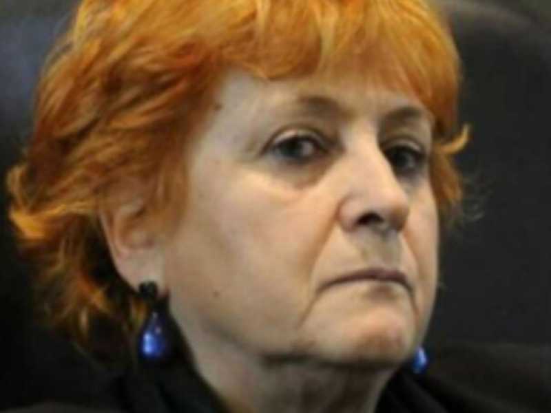 Le erinni anti Berlusconi hanno riaperto il teatro delle umiliazioni femminili