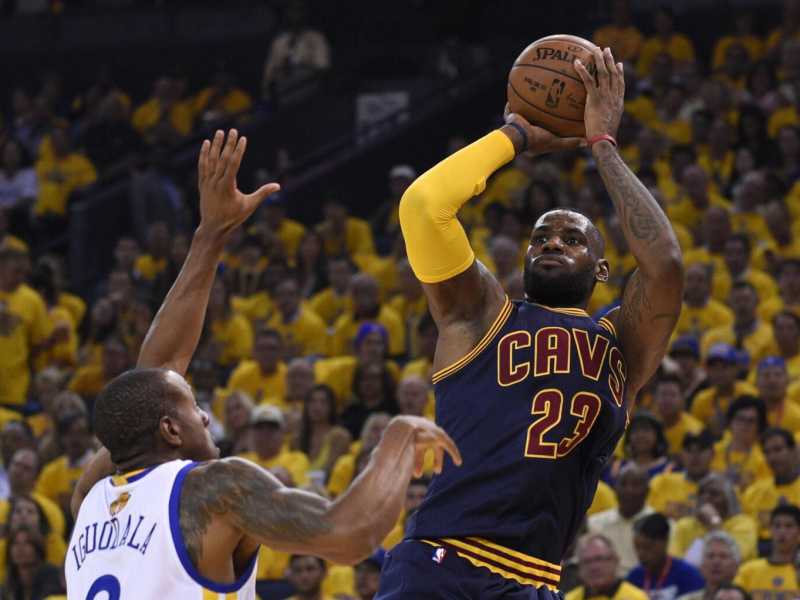 Applecrazia, Lebron James e la crisi delle banche europee. Di cosa parlare stasera a cena