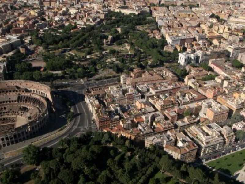 Una veduta aerea panoramica di Roma con il Colosseo (foto LaPresse)