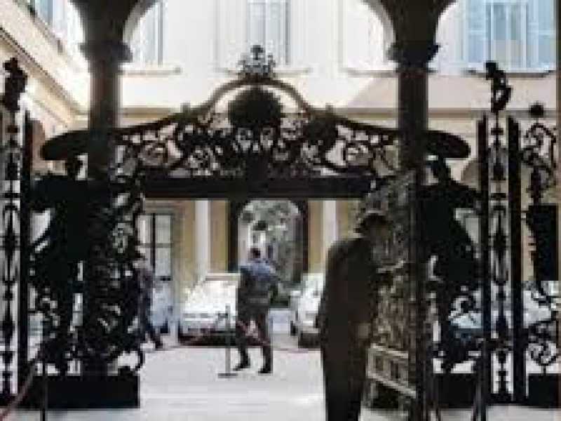 Adesso questo salotto buono (e un po’ malconcio) a chi lo do?