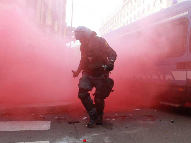 Un momento degli scontri a Milano tra centri sociali e polizia dello scorso 14 novembre (foto LaPresse)