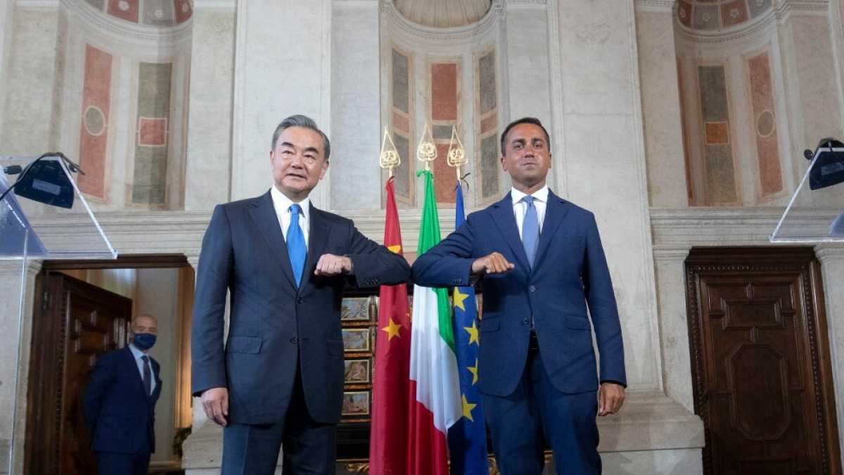 Immagine di Di Maio fa l'equilibrista sulla via della Seta davanti al ministro degli Esteri cinese