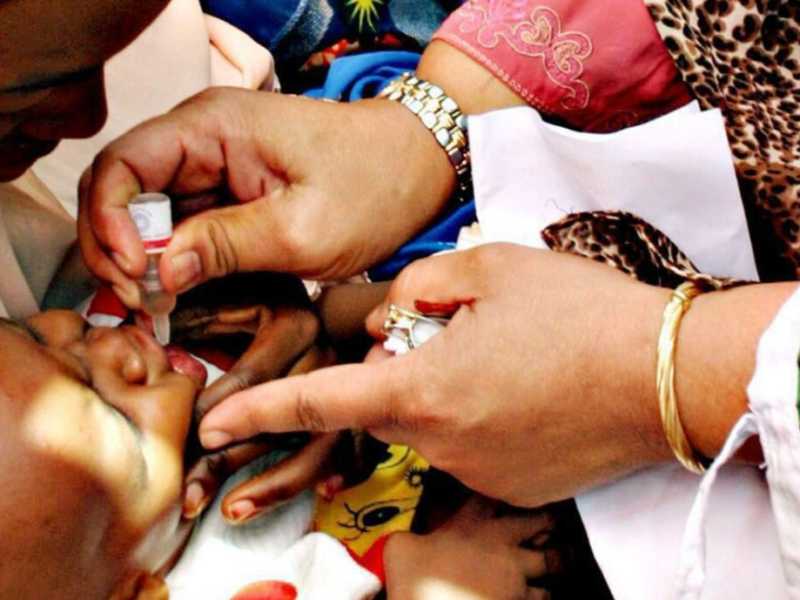 Un'operatrice sanitaria d&agrave; a un bambino il vaccino antipolio nel villaggio di Takae, a 80 chilometri da Kano, nel nord della Nigeria (Ansa/Onome Oghene)