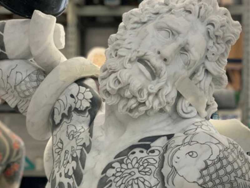 Una delle statue di Fabio Viale in esposizione a Pietrasanta
