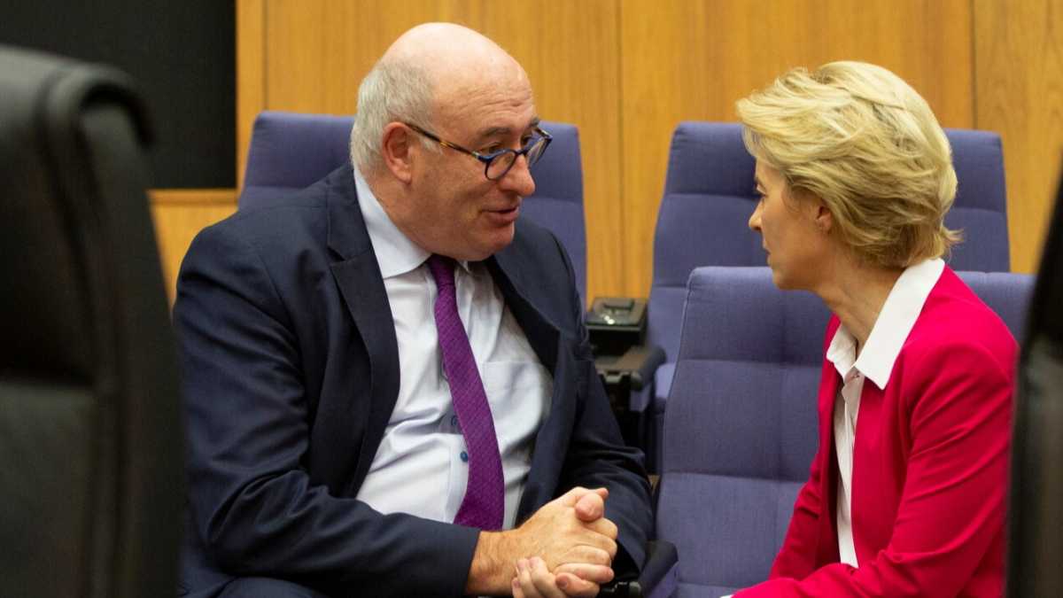 Immagine di Phil Hogan si dimette per il GolfGate, ma i rischi per la Commissione sono ancora tanti
