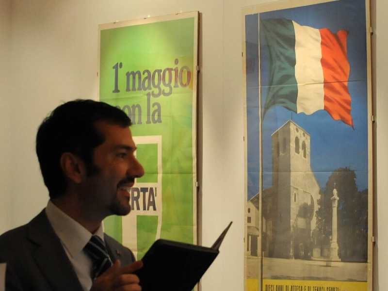 Visitatori alla mostra sulla Democrazia Cristiana inaugurata oggi 16 novembre 2011 a Roma, presso il Tempio di Adriano