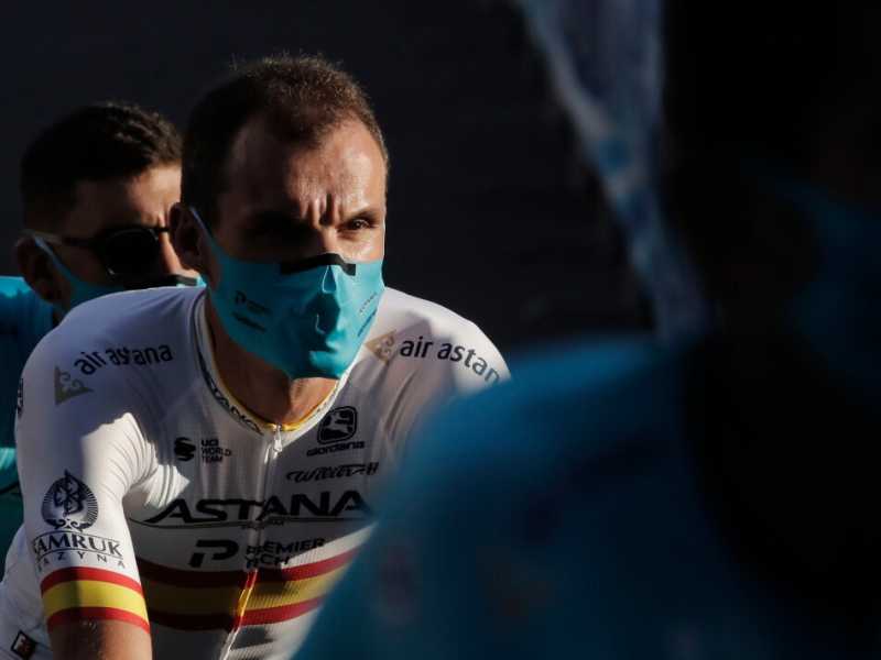 Il corridore spagnolo Luis León Sánchez indossa la mascherina durante il giro di presentazione del Tour de France 2020, a Nizza (foto LaPresse)