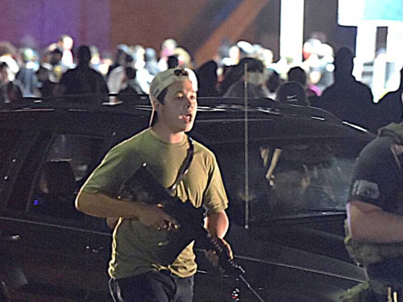 Kyle Rittenhouse, a sinistra, la notte degli scontri a Kenosha