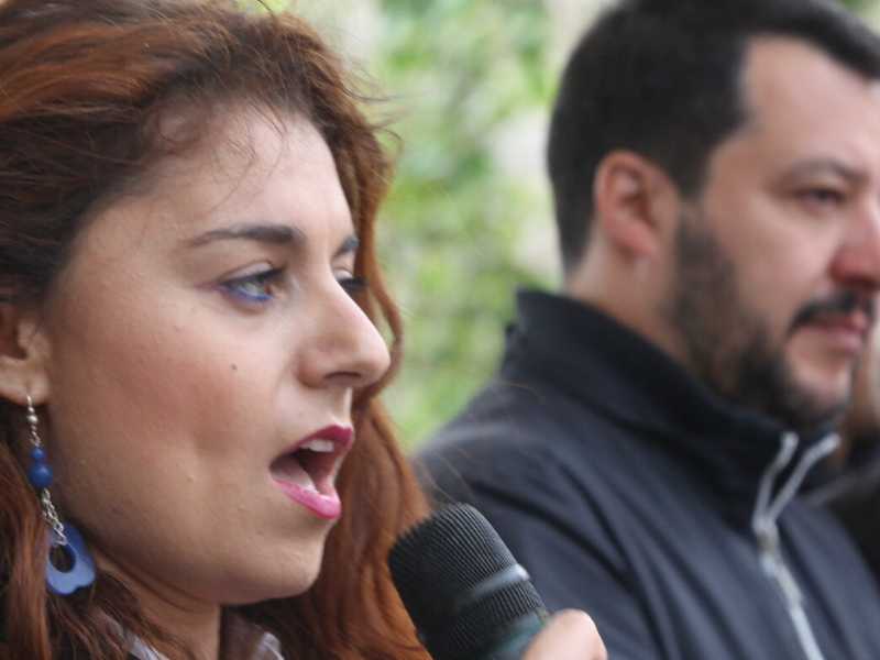 Susanna Ceccardi, candidata della Lega in Toscana, con Matteo Salvini e Claudio Borghi (foto LaPresse)