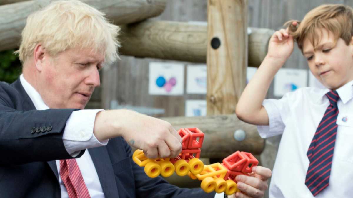 Immagine di Fidatevi, dice Johnson agli alunni e ai lavoratori