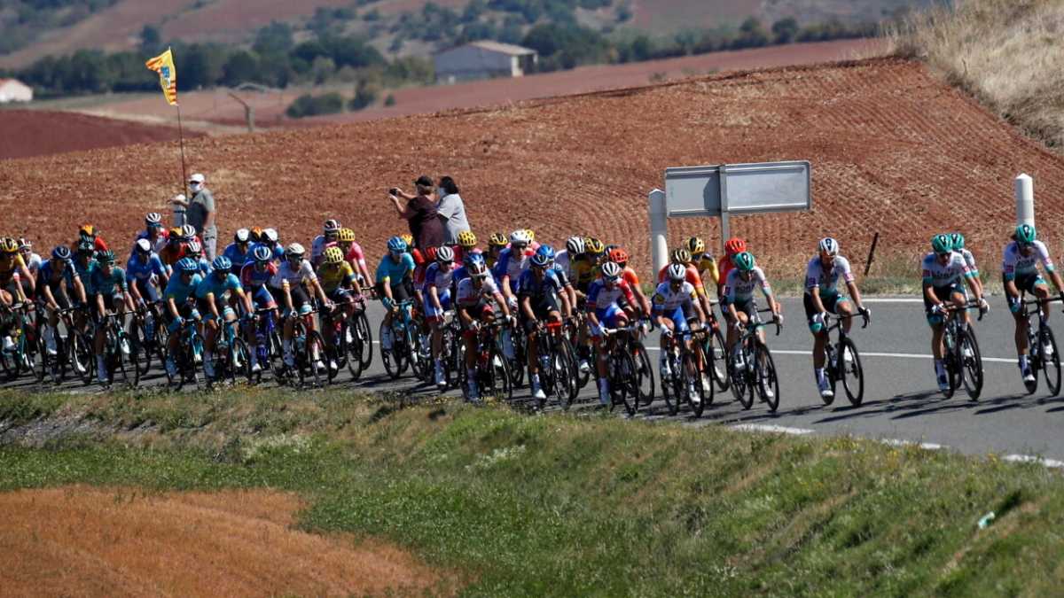 Immagine di Van Aert tra i briganti nella terra dell'abbondanza del Tour de France