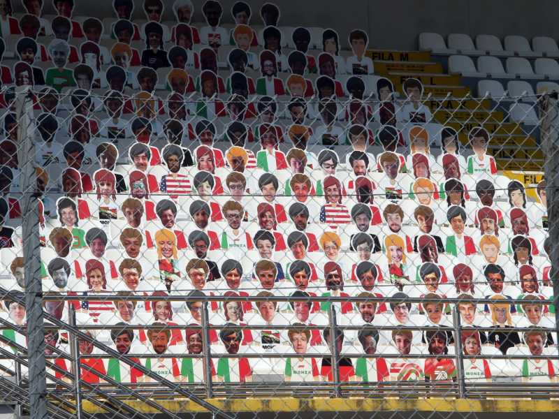 Foto degli spettatori sulla tribuna dell'autodromo di Monza nella prima giornata di prove del Gran Premio d'Italia di Formula Uno, il 3 settembre 2020 (Ansa/Matteo Bazzi)