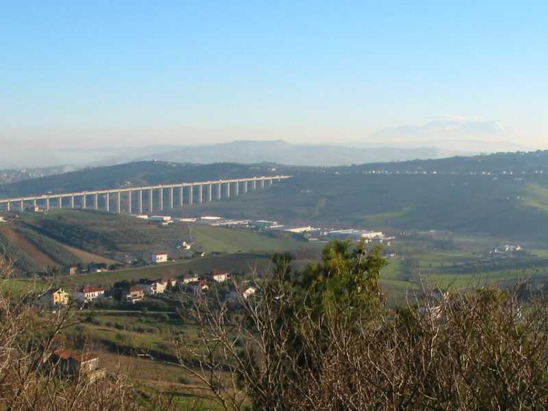 Un tratto della A14, in Abruzzo (foto Wikipedia)