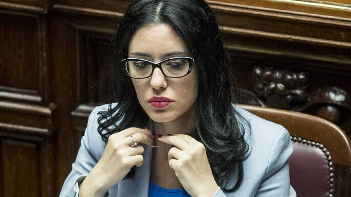Immagine di Azzolina e Ascani, la difficoltà di stare allo stesso banco