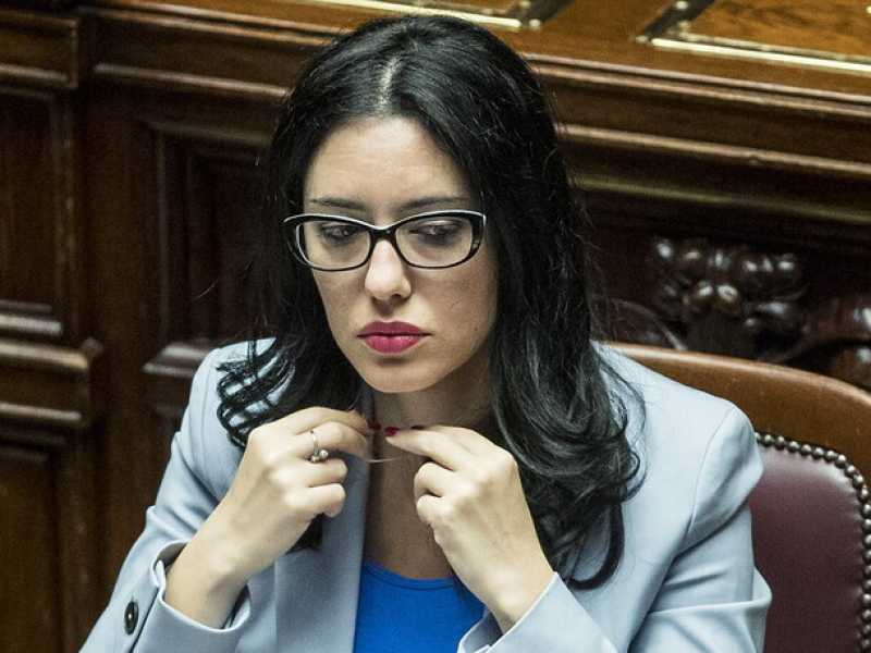 Azzolina e Ascani, la difficoltà di stare allo stesso banco