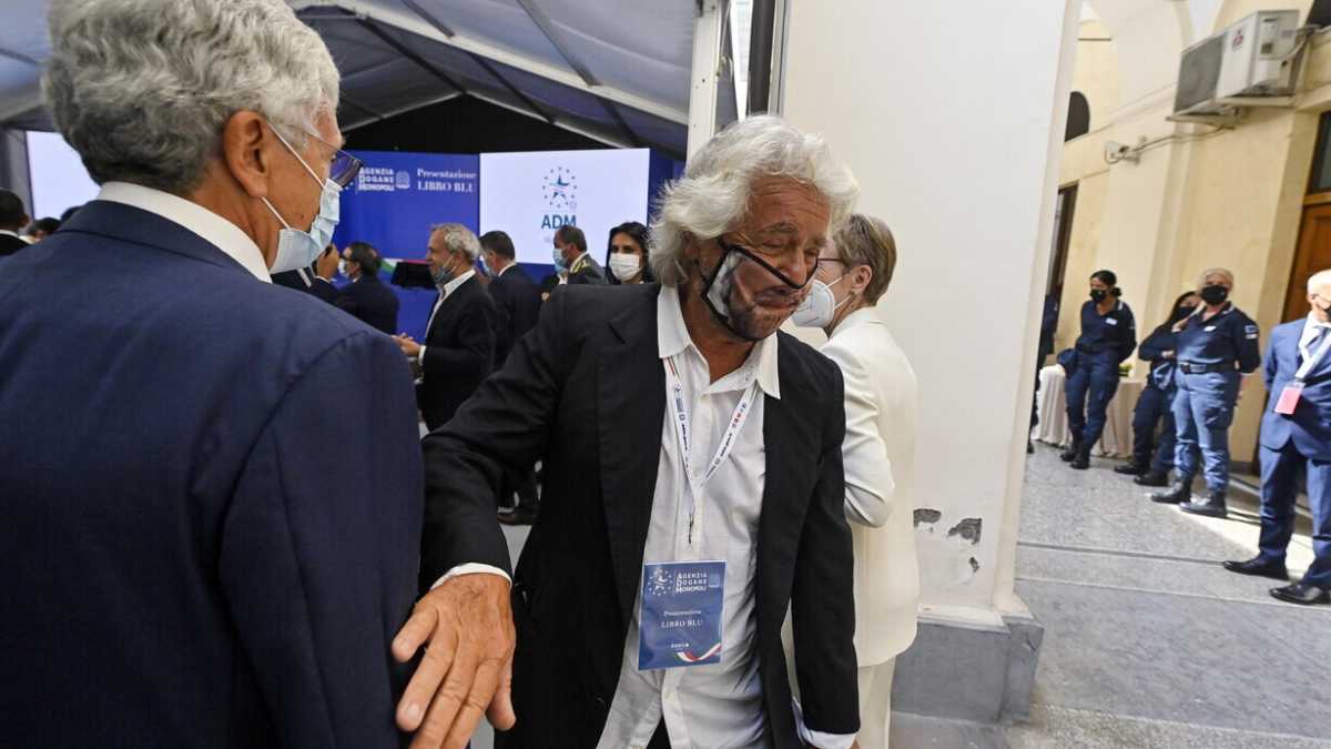 Immagine di D'Alema & Bettini, quanto affetto per il compagno Grillo