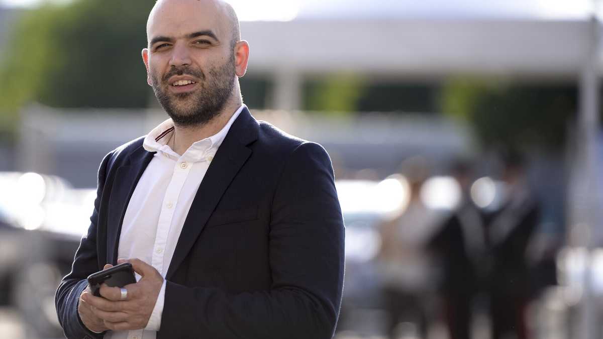 Immagine di Saviano si dimentica di aver firmato gli appelli al Pd per allearsi con i cinque stelle
