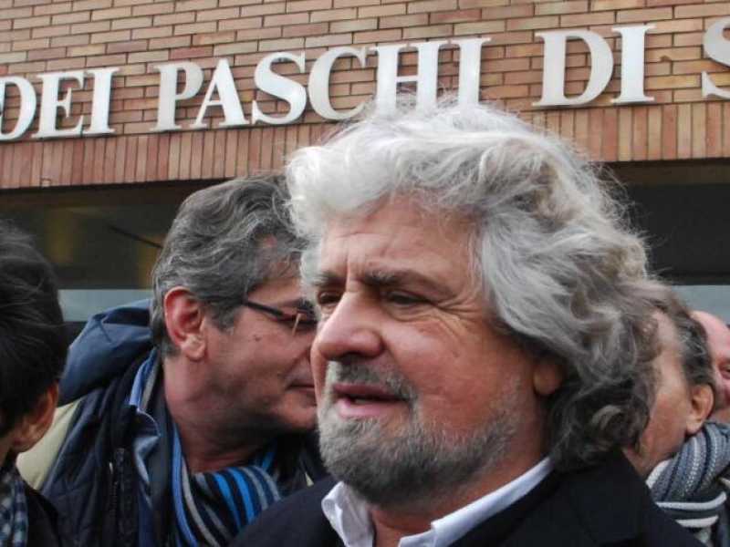 25 gennaio 2013, Beppe Grillo partecipa all'assemblea dei soci Mps (foto LaPresse)