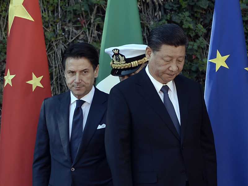 Ecco come la Cina scheda migliaia di italiani per aumentare la sua influenza