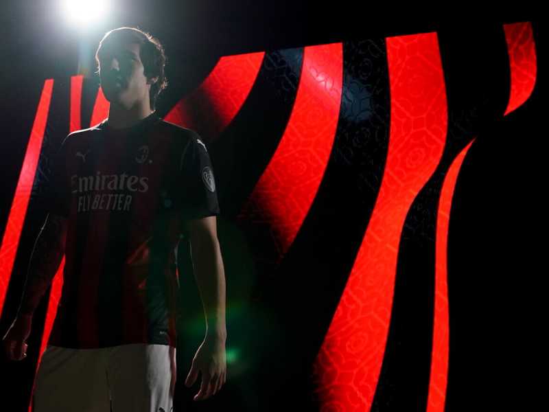 La presentazione di Sandro Tonali al Milan (foto Ansa)