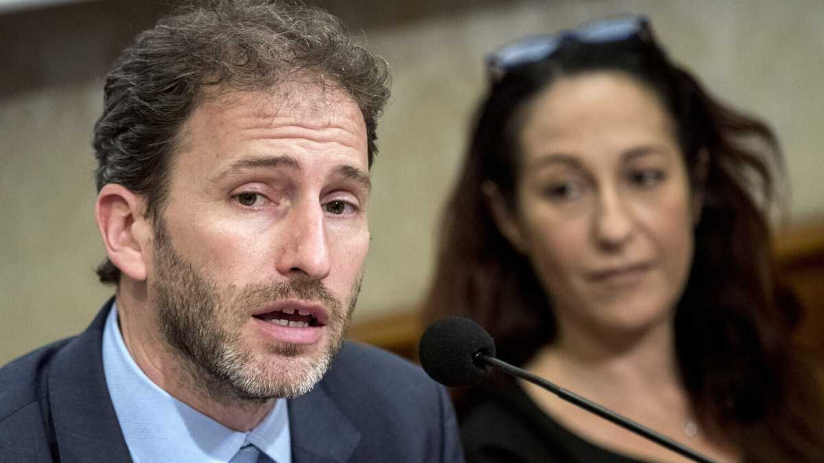 Immagine di Lo sfregio dei parlamentari grillini a Casaleggio: "Firma questo contratto di servizio per Rousseau"