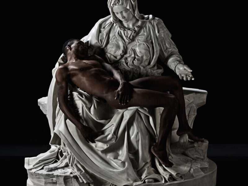 La bella Pietà in nero e i volenterosi somari della blasfemia