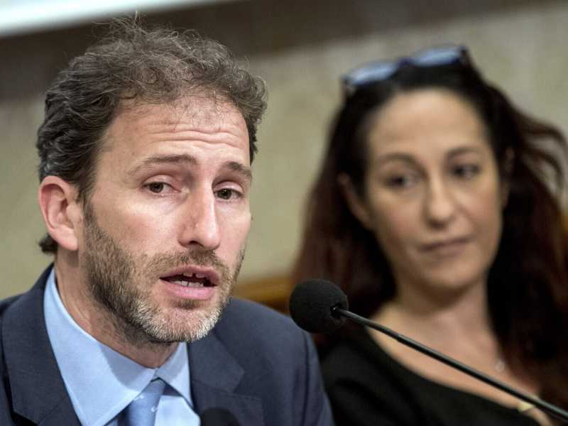 Lo sfregio dei parlamentari grillini a Casaleggio: "Firma questo contratto di servizio per Rousseau"