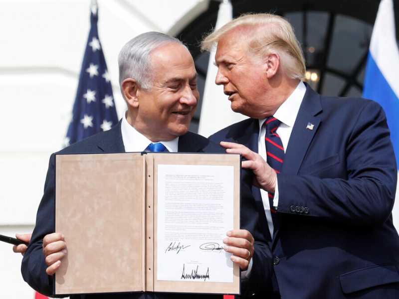 Il primo ministro israeliano Netanyahu e il presidente Trump alla firma degli accordi di Abramo, per la normalizzazione dei rapporti con Emirati e Bahrein (foto Reuters)<br />